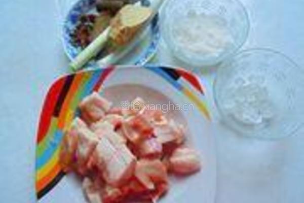 红烧肉炖土豆的做法图解1