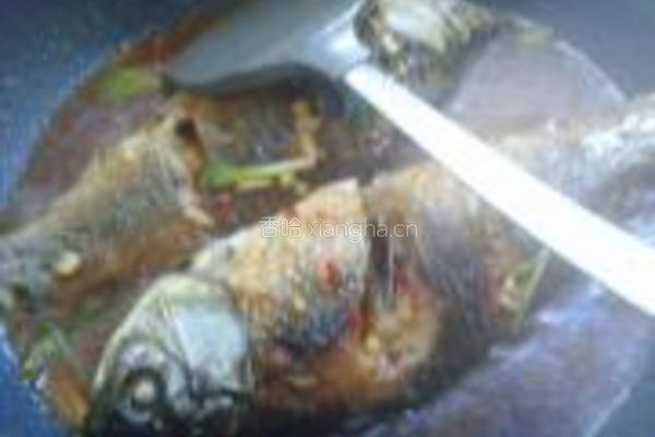 蒜香鲫鱼的做法图解5