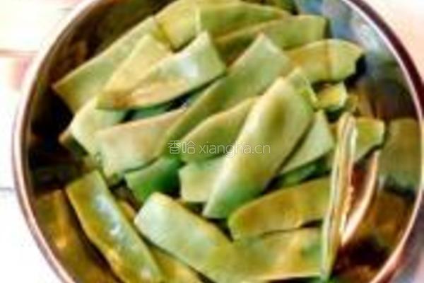 蚝油熏干扁豆的做法图解1
