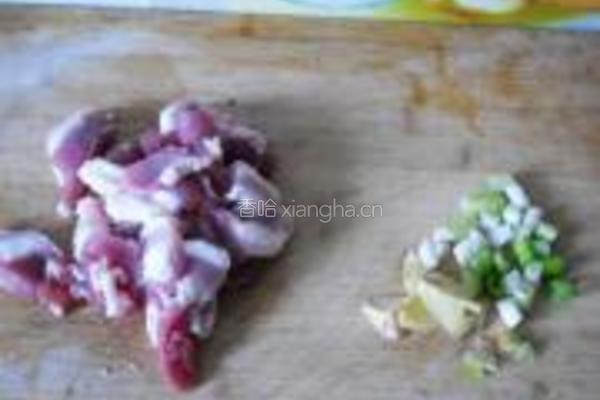 五花肉烧扁豆的做法图解2