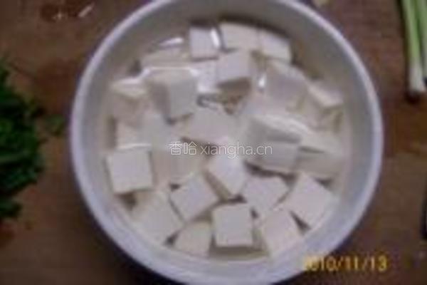 鲜虾大蒜烧豆腐的做法图解1