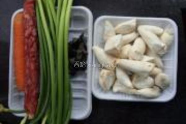 菌菇蒜薹的做法图解1