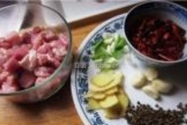 辣子肉丁的做法图解1