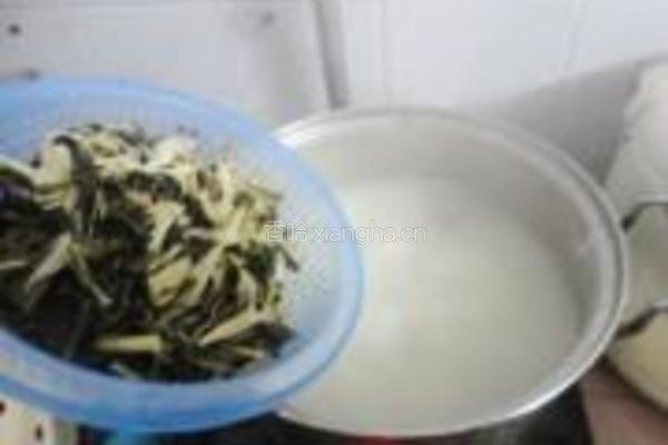 咸猪骨菜干粥的做法图解5