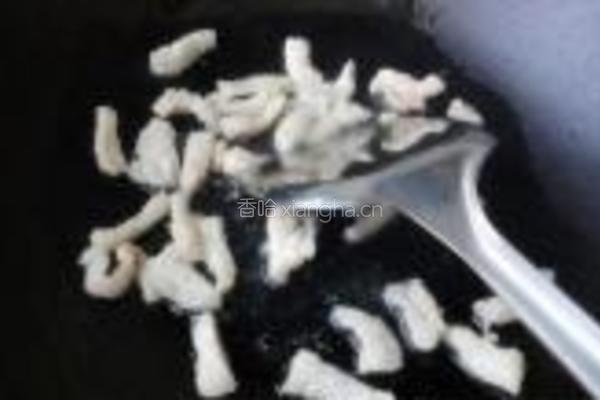 蒜苗木耳炒肉丝的做法图解2