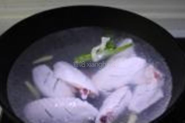 辣烧鸡翅的做法图解1