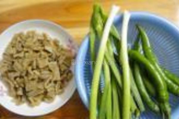 辣椒大蒜炒油渣的做法图解6