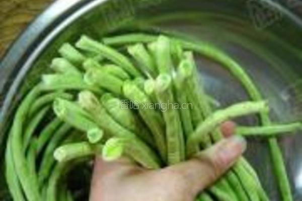 肉丁酸豆角的做法图解2