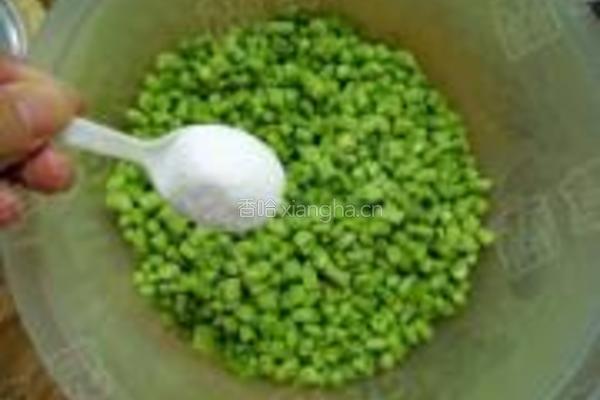 肉丁酸豆角的做法图解4