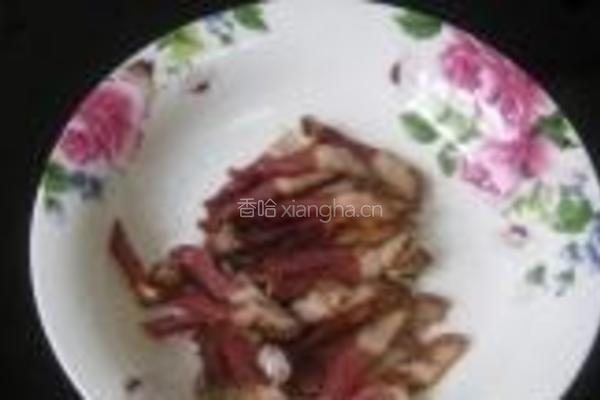 石榴花炒腊肉的做法图解2