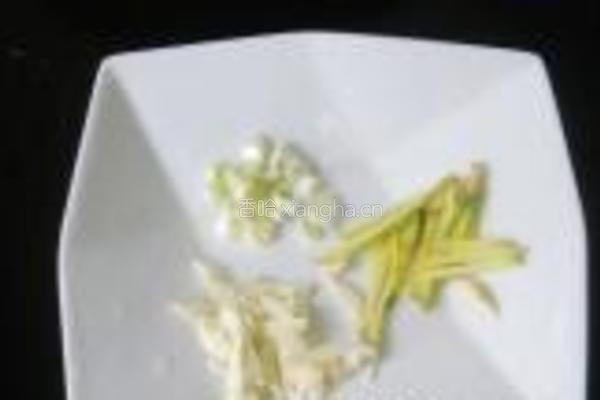 石榴花炒腊肉的做法图解3