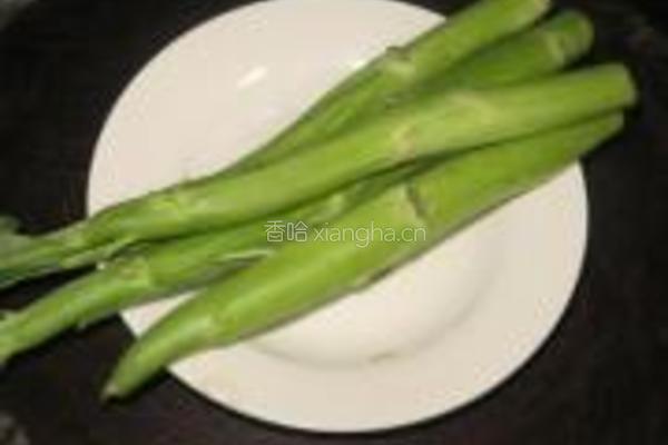 西冷牛肉扒芥蓝的做法图解1