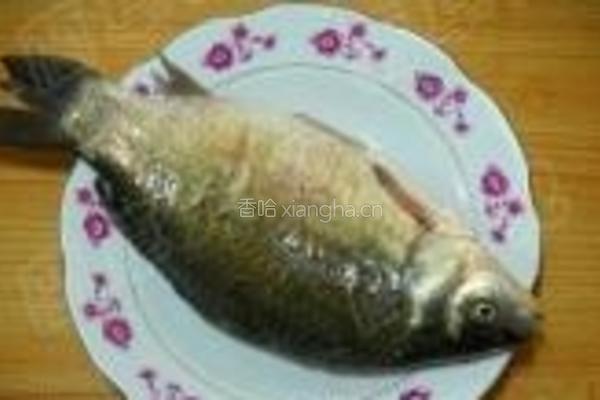 玫瑰腐乳鲫鱼的做法图解1