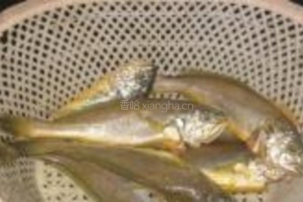 芝麻酱烧小黄鱼的做法图解1