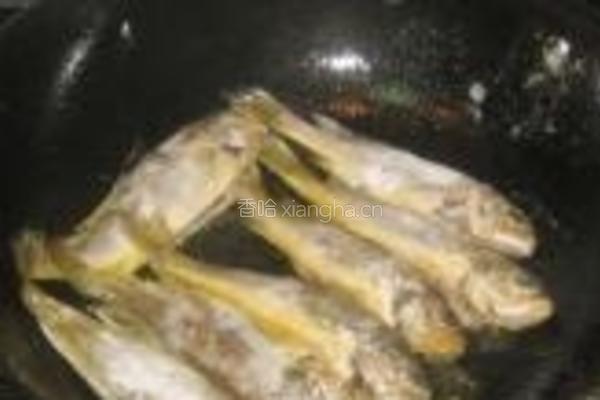 芝麻酱烧小黄鱼的做法图解3
