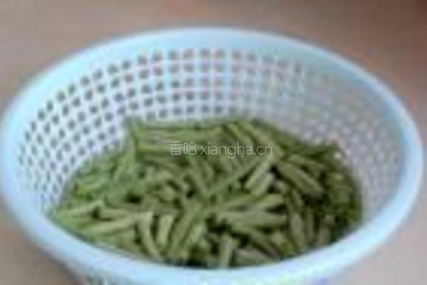 二酱爆豇豆的做法图解1