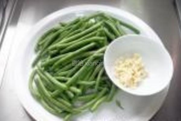 蒜蓉四季豆的做法图解1