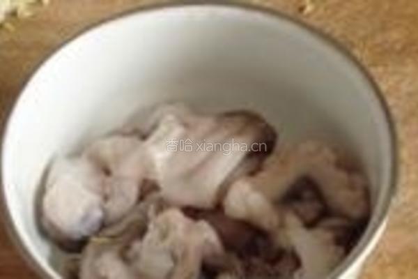 娃娃菜炒双鲜的做法图解2