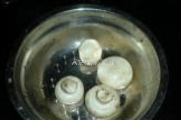 草菇鹌鹑蛋的做法图解1