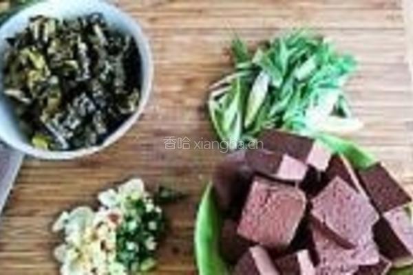 酸菜烧鸭血的做法图解2
