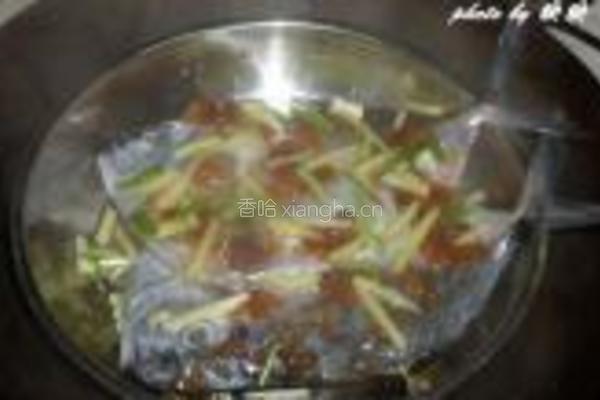 酸梅蒸鲳鱼的做法图解4