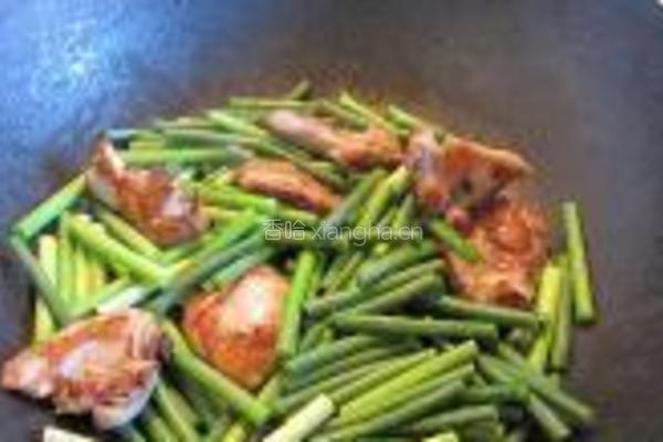 煎鸡腿肉炒蒜苔的做法图解6