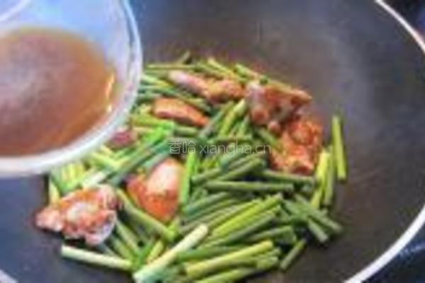 煎鸡腿肉炒蒜苔的做法图解7