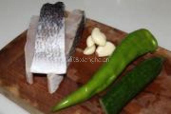 蒜烧深海鲈鱼的做法图解1