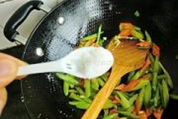 芹菜炒鸡蛋的做法图解7