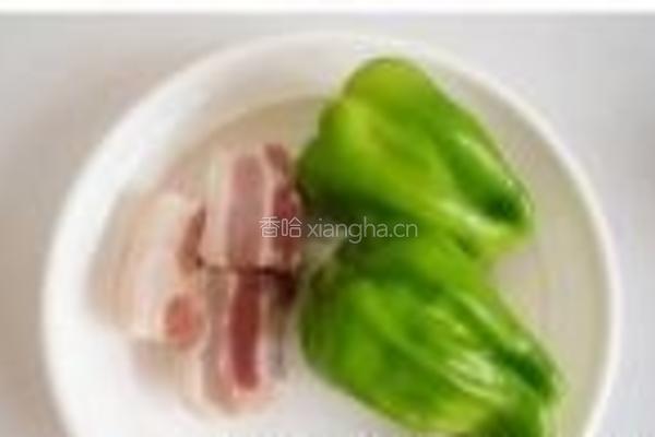 五花肉豆豉炒青椒的做法图解1