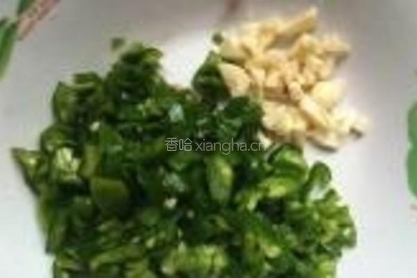 剁椒拌皮蛋的做法图解2