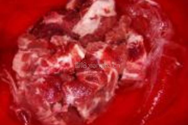 排骨焖土豆的做法图解1