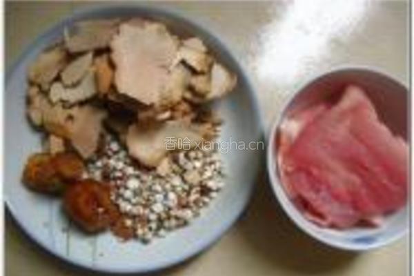 土茯苓茨实薏米煲瘦肉的做法图解1