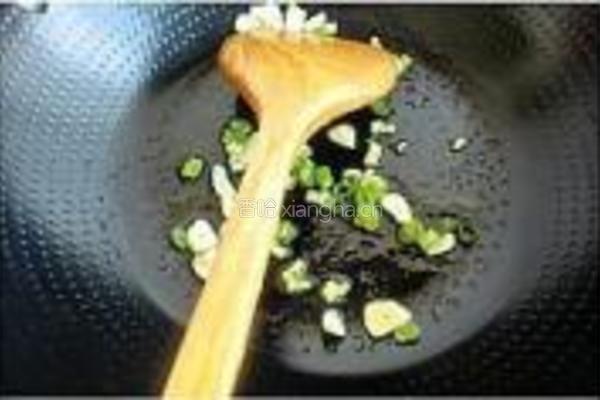 土豆洋葱香肠丁的做法图解2