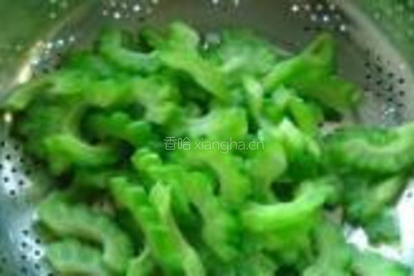 苦瓜炒腊肠的做法图解6