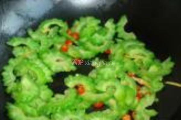 苦瓜炒腊肠的做法图解8