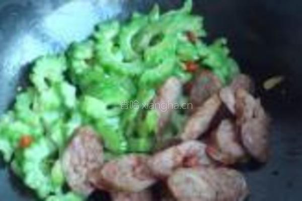 苦瓜炒腊肠的做法图解9
