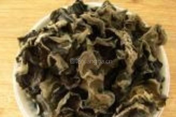 青芥辣拌木耳的做法图解1