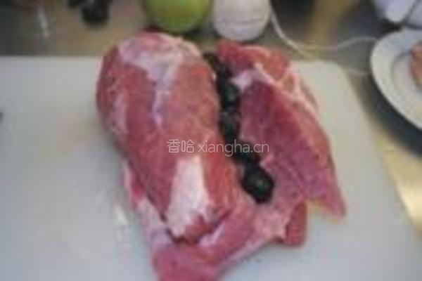 夹心肉卷李子的做法图解2
