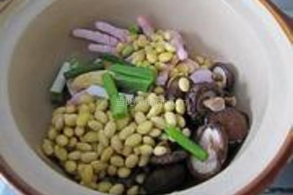 香菇黄豆凤爪汤的做法图解5