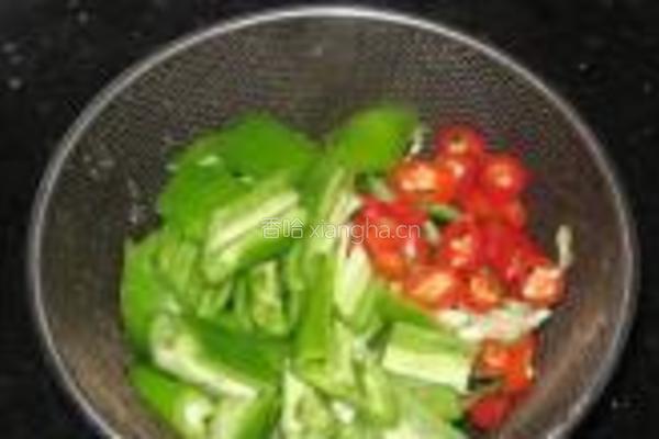 榨菜辣椒炒肉的做法图解2