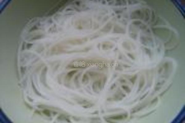 菌汤三鲜米线的做法图解1