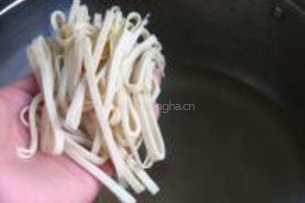 菌汤三鲜米线的做法图解6