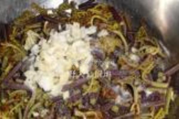 凉拌野蕨菜的做法图解2