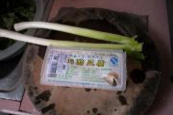 大葱炒豆腐的做法图解1