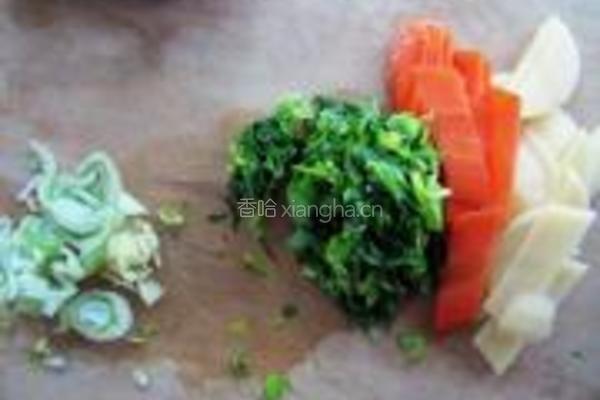 胡萝卜芹菜叶面条的做法图解2