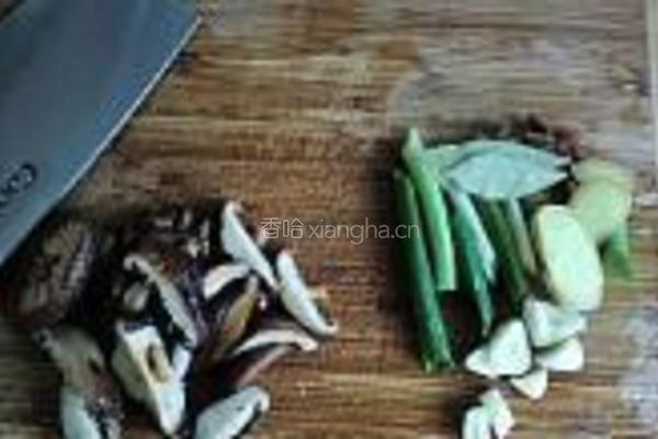 香菇焖鸡翅的做法图解3