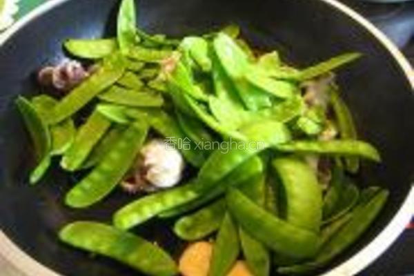 墨鱼仔炒荷豆的做法图解3