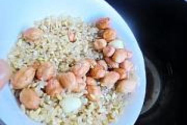 糙米花生豆浆的做法图解3