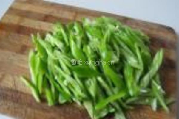 青椒熏香小鱼干的做法图解2